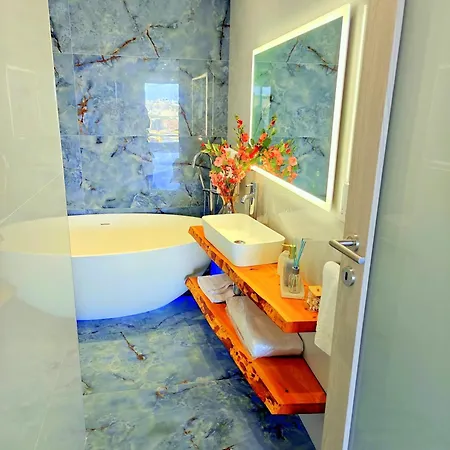 Luxury Living - Seafront Haven In - Malta Lägenhet