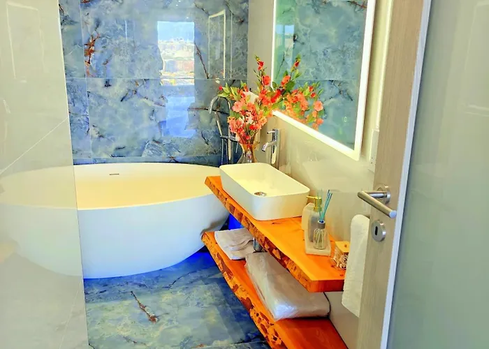 Luxury Living - Seafront Haven In - Malta 公寓